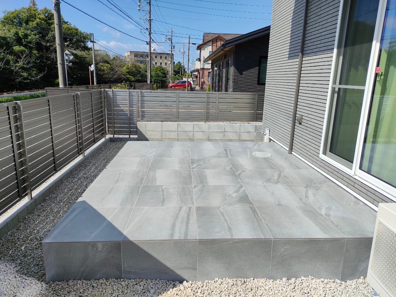 シンプル スタイリッシュなタイルデッキ 門柱 大北工務店 常滑市 大府市 豊田市の外構 エクステリア工事